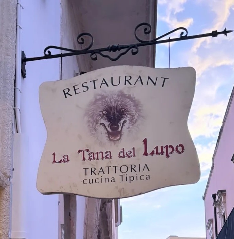 La Tana del Lupo sign