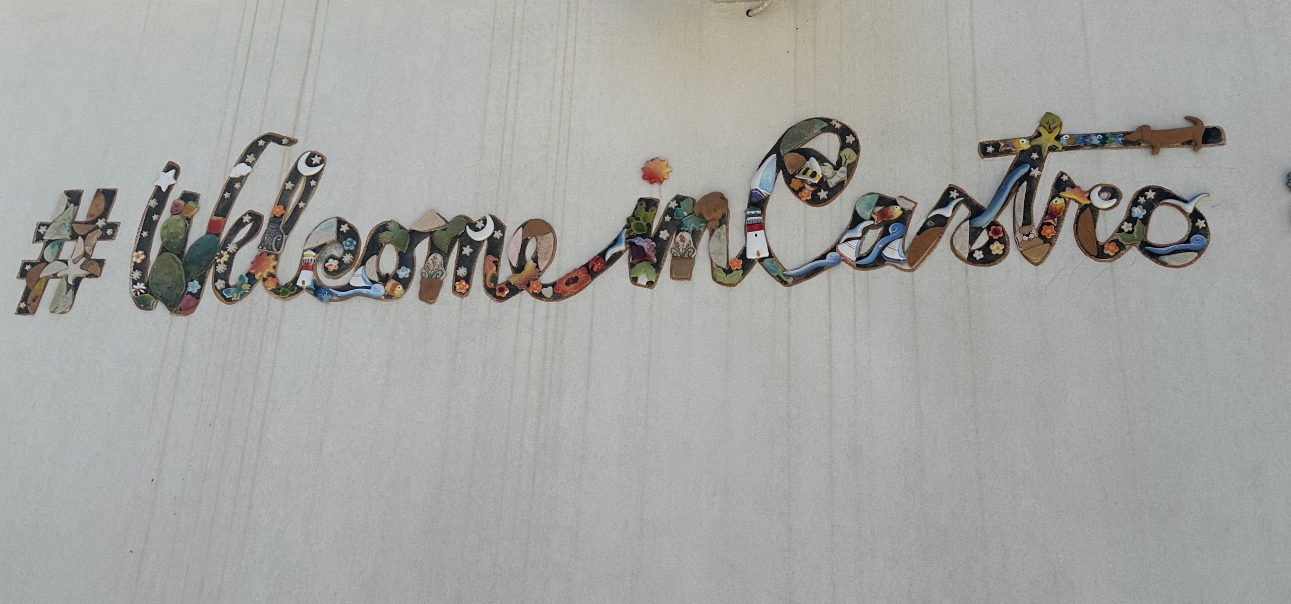 Welcome in castro sign